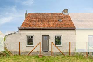 Près du centre de Meulebeke, qui fait partie de Tielt, se trouve cette maison confortable cachée dans la Vuilputstraat. Il est situé au bout d'un chemin piétonnier, ce qui vous permet de profiter pleinement d'un sentiment de confort chez vous. <br /><br />Disposition de la maison :<br /><br />Sous-sol<br /><br />Rez-de-chaussée<br />- un salon avec coin salon et salle à manger<br />- cuisine ouverte (2017) avec appareils électroménagers<br />- buanderie<br />- toilettes séparées<br />- salle de bain avec lavabo et douche<br /><br />Premier étage<br />- volte (mezzanine)<br />- deux chambres<br /><br />Jardin<br />- divisé en deux parties (avant et côté de la maison)<br />- débarras de jardin<br /><br />Les avantages de cette maison à Meulebeke :<br />- situation très centrale à Meulebeke (district de Tielt)<br />- panneaux solaires<br />- possibilité de louer un garage dans le quartier<br /><br />Êtes-vous à la recherche d'une maison de départ idéale ou d'une maison à louer ? <br />Alors cette maison peut être très intéressante !<br /><br />Registre des mesures: non