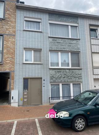 Ontdek dit charmante appartement gelegen in een rustige straat met parkeermogelijkheden aan beide zijden. Ideaal voor wie houdt van rust én nabijheid van zee en centrum van Blankenberge. Dit appartement biedt u de ideale combinatie van comfort, licht en ruimte. Ideaal voor zowel vaste bewoning als een tweede verblijf of een uitstekende investering aan de kust.<br /> <br />✨ Kenmerken:
<ul>
<li>Gelegen in een kleinschalige residentie met slechts 3 wooneenheden</li>
<li>Inkomhal met bergruimte</li>
<li>Ruime en lichtrijke living</li>
<li>Aparte, volledig uitgeruste keuken</li>
<li>Badkamer met ligbad, lavabomeubel en toilet</li>
<li>Praktische berging</li>
<li>2 comfortabele slaapkamers, elk met eigen lavabo en toegang tot terras</li>
<li>Aan de achterzijde bevindt er zich een heerlijk zuid-geörienteerd terras met twee praktische bergingen</li>
<li>🚗 Extra troef: Mogelijkheid tot het huren van een garage.</li>
</ul>
<br />EPC: 271 kWh/m² - UC: 3409452 - Asbestattest: asbestveilig. EPC Label C - P-en G-score: A. Bevindt zich niet in een risicozone voor overstromingen. Bewoonbare oppervlakte ca. 72m². <br /> Divers: Geen syndickosten! PVC ramen met dubbele beglazing. CV aardgas - nieuwe privatieve condensatieketel. - volledig ingericht en bemeubeld. <br /> 📞 Op zoek naar een leuke woonst, vakantieplek of een investeringsaankoop? Dan is dit appartement precies wat u zoekt! Interesse? Neem snel contact op voor een bezoek! Prijs 189.000 euro<br />