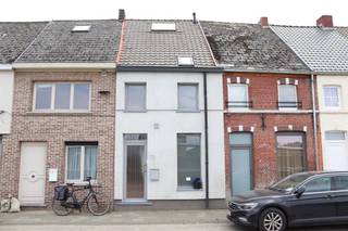 <p><span> </span></p><p><span> </span></p><p><span>Deze knusse rijwoning op wandelafstand van het centrum van Wetteren kan genieten van een tof zicht op de Schelde. </span></p><p><span>De woning heeft volgende indeling; een lichtrijke leefruimte (30m²) gevolgd door een keuken met handig kookeiland met vaatwasmachine, combioven, frigo, oven en dampkap. Via de grote raampartijen is er toegang tot een gezellig terras dat recent vernieuwd is. </span></p><p><span>Via de design trap komen we op de eerste verdieping waar er een 1ste slaapkamer (14m²) is en badkamer met bad, wc, wastafel en verder. </span></p><p><span>Bovenliggend is er een 2de slaapkamer/bureauruimte voorzien met kastenwand. </span></p><p><span>Deze woning wordt verhuurd inclusief tafel, 6 stoelen, zetel, grote kleerkast, kasten op de badkamer.</span></p><p><span>CV op aardgas.</span></p><p><span>Deze woning is beschikbaar vanaf 01/09.</span></p><p><span> </span></p>