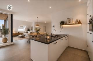 Bent u op zoek naar een ruim, hedendaags en energiezuinig appartement met een mooie afwerking, en dit op wandelafstand van de Leie? 

Dit moderne hoekappartement in residentie “De Rembrandt” biedt een combinatie van wooncomfort, ruimte en een vlotte bereikbaarheid nabij het centrum van Wielsbeke. 

Bovendien bestaat, mits voldaan aan de voorwaarden, de mogelijkheid om deze woning aan te kopen aan het verlaagde btw-tarief van 6%.

Het appartement is gelegen op de tweede verdieping en verwelkomt u via een ruime inkomhal met gastentoilet en praktische berging. De open leefruimte geniet van veel lichtinval en sluit naadloos aan op de volledig ingerichte keuken. Naast de keuken bevindt zich een aparte was-/bergruimte.

Via de leefruimte bereikt u het aangename terras van 11 m² waar u in alle rust kan genieten van de omgeving. Verder beschikt het appartement over twee volwaardige slaapkamers en een ruime badkamer voorzien van een douche, ligbad en dubbele lavabo.

Met een bewoonbare oppervlakte van maar liefst 121 m² biedt dit appartement bijzonder veel ruimte. Dankzij de vloerverwarming, privatieve zonnepanelen en het gunstige E-peil 18 woont u hier bovendien uiterst energiezuinig.

Extra pluspunten zijn de lift in het gebouw, de private berging, de mogelijkheid tot aankoop van een garage en de centrale ligging vlakbij winkels, verbindingswegen en wandel- en fietsroutes langs de Leie.

Kortom, een instapklaar appartement voor wie comfortabel en kwalitatief wil wonen.

Interesse? Contacteer Luna via luna@immobeguin.be