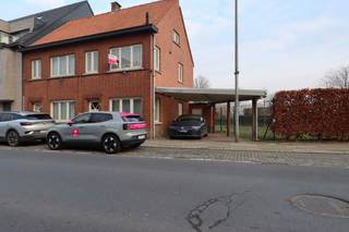 Deze verzorgde halfopen bebouwing is gelegen langs een vlot bereikbare verbindingsweg in Vrasene en biedt een praktische indeling met aangename buitenruimte en parkeermogelijkheid naast de woning.<br /><br />Op het gelijkvloers betreedt u de woning via de inkomhal. De lichtrijke leefruimte met open keuken (voorzien van keramisch kookvuur met dampkap, combi-oven en koelkast) creëert een open en functioneel woongeheel. Verder bevinden zich hier de praktische kelderberging, wasplaats en een apart gastentoilet.<br /><br />Via het terras heeft u toegang tot de zijdeur richting carport. Achteraan het terras bevindt zich bovendien een praktische bergruimte/stal, ideaal voor fietsen of stockage.<br /><br />Op de eerste verdieping vindt u één volwaardige slaapkamer, een aparte berging en een badkamer uitgerust met douche, enkel lavabomeubel en toilet.<br /><br />De tweede verdieping omvat een tweede slaapkamer en bijkomende bergruimte.<br /><br />De woning is beschikbaar vanaf 1 april 2026! <br /><br />Lijkt deze toffe woning iets voor jou?<br />Twijfel niet om ons te contacteren voor meer informatie of een plaatsbezoek via verhuur@homevast.be of tel. 03 760 20 20.