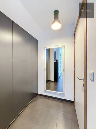 Dit recente dakappartement is prima gelegen nabij het centrum.<br />Met zijn 1 slaapkamer en vele inmaakkasten is het ideaal geschikt voor 1 persoon of een jong starterskoppel.<br />Het appartement omvat :<br />- inkomhal met ingebouwde vestiairekast<br />- gastentoilet<br />- ingerichte keuken<br />- berg/wasplaats<br />- living<br />- zonneterras achteraan<br />- 1 slaapkamer met inmaakkast<br />- badkamer met inloopdouche en lavabomeubel<br />- kelderberging<br />- ondergrondse parkeerplaats <br />Het appartement is volledig instapklaar en voorzien van verlichting en gordijnen.<br />Beschikbaar vanaf 01/10/2026.