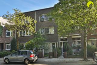 <p><span>Goed gelegen eigendom in Hoboken, rechtover het park en zeer dichtbij het centrum van Hoboken.</span></p><p><span>Deze 3 appartementen in Hoboken presenteren zich als een interessante investeringsmogelijkheid met diverse ruimten en mogelijkheden. </span></p><p><span>We betreden het eigendom via de inkomhal, op de begane grond bevinden zich een woonkamer, keuken en badkamer, één slaapkamer en een stadstuintje. </span></p><p><span>Op de eerste verdieping bevindt zich een leefruimte, aparte keuken, één slaapkamer en een badkamer met apart toilet.</span></p><p><span>Ook de tweede verdieping heeft dezelfde indeling; een woonkamer met aparte keuken, één slaapkamer en een badkamer met apart toilet . </span></p><p><span>De locatie in Hoboken biedt een goede bereikbaarheid en ligt dicht bij scholen, winkels en openbaar vervoer.</span></p><p><span> </span></p><p><span>Graag som ik de troeven van deze woning voor u op:</span></p><p><span>- interessente investering</span></p><p><span>- dichtbij het centrum en parken</span></p><p><span>- gezellige tuin en voortuintje </span></p><p><span> </span></p><p><span>EPC 347 kWh/m² jaar-label D</span></p><p><span>EPC 263kWh/m² jaar-label C</span></p><p><span>EPC 593 kWh/m² jaar-label F (renovatieverplichting binnen zes jaar)</span></p><p><span> </span></p><p><span>P-score (perceelscore): A</span></p><p><span>G-score (gebouwscore): A</span></p><p><span> </span></p><p><span>Voor een bezoek ter plaatse kan u ons contacteren op het nummer 03 449 42 41 of mail ons via hallo@habicom.be.</span></p><p><span>Benieuwd naar de waarde van jouw woning? Check het gratis op <span>www.watismijnhuiswaard.be</span></span></p><p><span> </span></p>