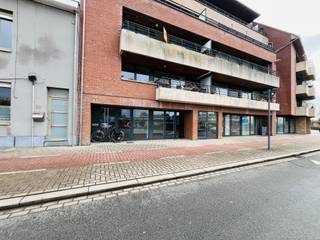 <strong>Roeselare - Handelspand te koop bij station Roeselare.</strong><br /><br />Deze handelspand biedt veel mogelijkheden, daarnaast is het ook een drukke baan (goed voor reclame). Makkelijk te bereiken met het openbaar vervoer. Handelspand heeft ook 2 staanplaatsen.<br /><br /><strong>Bestaande uit:</strong><br />Ruime winkelruimte/kantoorruimte met royale etalage, stockageruimte, 2 toiletten, terras en ruime keuken.<br /><br /><strong>Troeven:</strong>
<ul><li>2 staanplaatsen (vanafprijs 10.000 euro per staanplaats)</li><li>Drukke ligging (reclame!)</li><li>Instapklaar</li><li>2 toiletten</li><li>Koertje/terras</li><li>Dichtbij openbaar vervoer</li></ul>