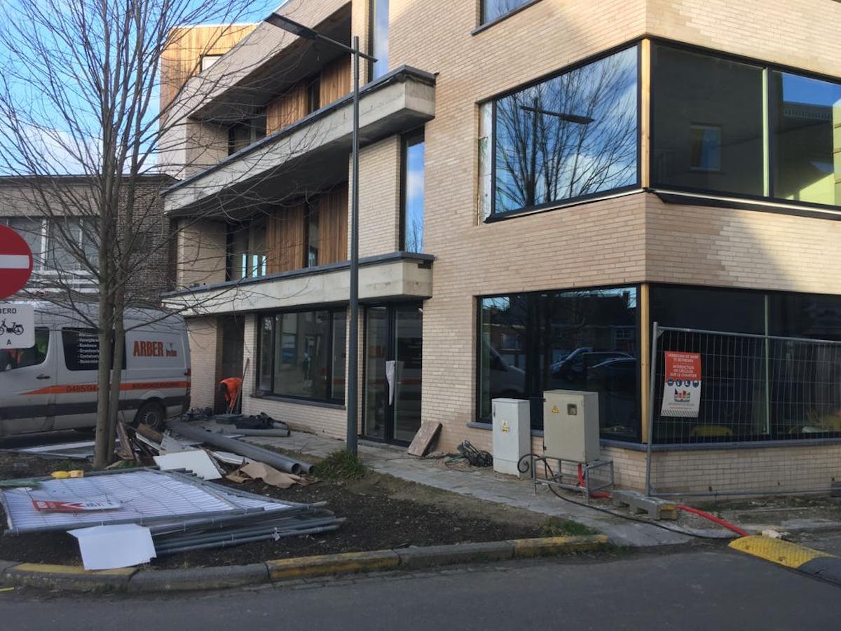 Rez de chaussée commercial d'env. 126m² au coin de Staden - photo 1