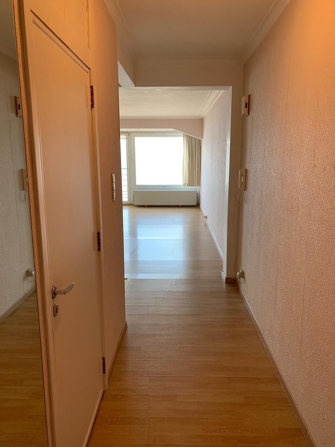 Ongemeubeld éénslaapkamer-appartement met frontaal zeezicht - foto 2