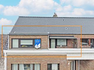 Dit gezellig en energiezuinig appartement met 2 slaapkamers en afzonderlijke garagebox bevindt zich langs de Léonce Roelsstraat te centrum Zottegem. Het appartement situeert zich op de 3e (bovenste) verdieping van de residentie Savanna, het appartement werd sedert 2000 door de jaren heen opgefrist. Het station, stadscentrum, winkels, scholen, enz... bevinden zich vlakbij! Er is een lift aanwezig in het gebouw, het gebouw dateert uit 1978 en werd eveneens reeds grondig gerenoveerd (o.a. dak + isolatie, gevelbezetting + isolatie, inkomhal, terrassen, lift, ...).<br />Indeling: ruime inkomhal, afzonderlijk toilet, open leefruimte/eetplaats met parketvloer, aansluitende keuken met toestellen (voorzien van nieuwe kookplaat), terras met zonneluifel, berging, badkamer met ligbad (bubbelbad) en lavabo, 2 ruime slaapkamers waarvan 1 met aanpalend terras/balkon.<br />De garagebox bevindt zich achteraan het gebouw (inrit via de Frans de Beckstraat). De garage is aan te kopen aan 25.000 euro en als laatste is er nog een private kelderberging (eveneens bereikbaar via de lift).<br />IDEAAL APPARTEMENT VOOR WIE EEN BETAALBARE EIGENDOM IN HET CENTRUM WENST, OOK INTERESSANT ALS OPBRENGSTEIGENDOM!! <br />ALU ramen met HR-glas, CV aardgas, 3 lucht/lucht warmtepompen, EPC: 174 kWh/(m² jaar), energielabel B, geen renovatieverplichting, oppervlakte volgens EPC: 98 m², elektrische installatie niet conform het AREI, KI: 780 euro. <br />Woongebieden, vergunning uitgereikt, geen rechterlijke herstelmaatregel of bestuurlijke maatregel opgelegd, geen voorkooprecht, geen verkavelingsvergunning. Geen risicozone voor overstromingen, P-score A, G-score A. <br />U kan de beschikbare attesten bij verkoop downloaden via de website janssens-leroy.be.