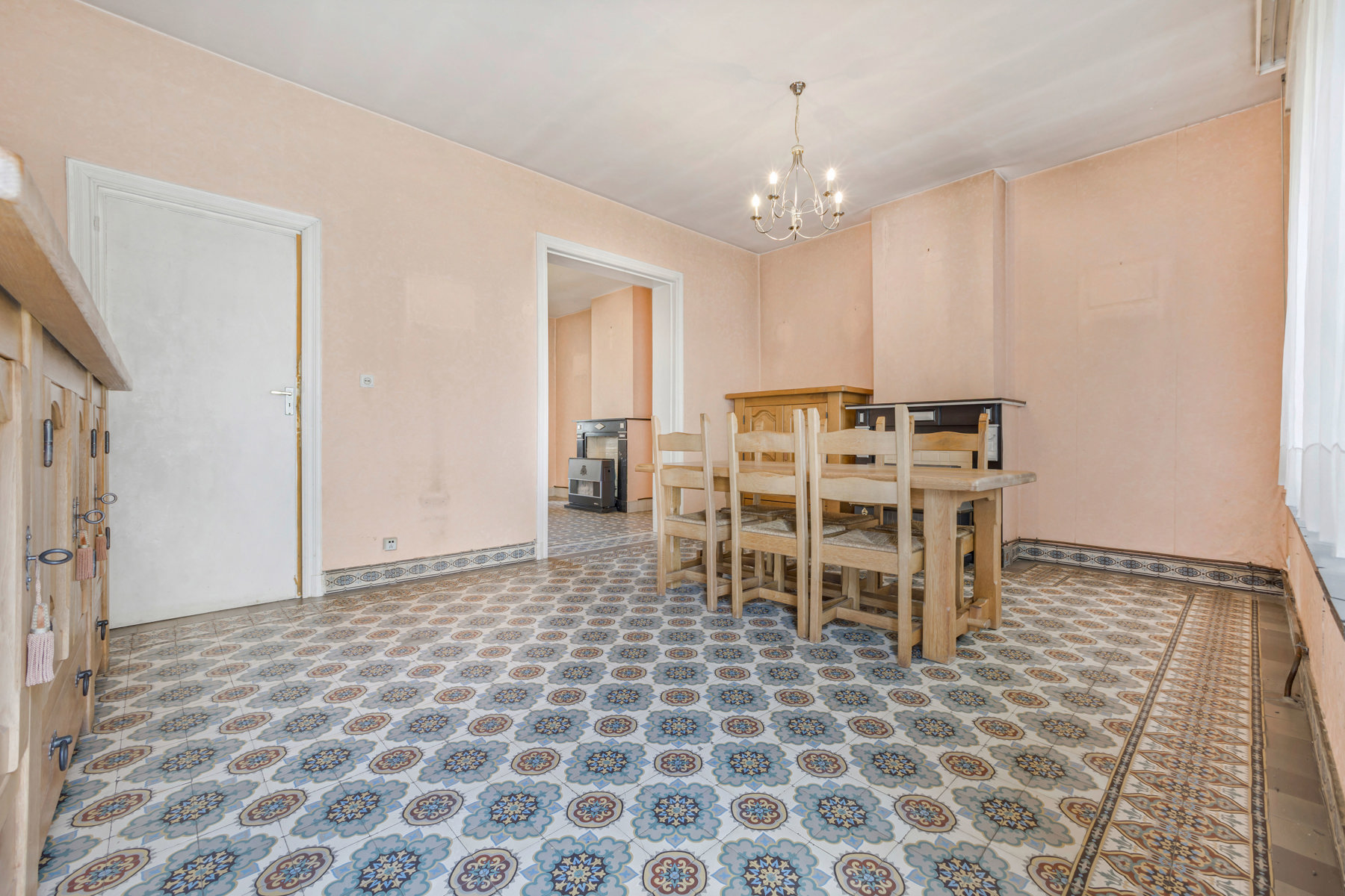 Te renoveren woning met veel mogelijkheden en garage - foto 4