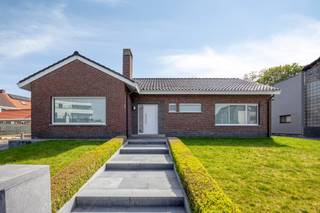 [[ DIT PAND NEEMT DEEL AAN DE ERA OPEN HUIZEN DAG OP 13/6 VAN 13:00 TOT 14:00 ]]
<p><strong>Instapklare villa met 3 slaapkamers in Sint-Eloois-Vijve</strong></p>

<p>Deze charmante alleenstaande gelijkvloerse villa combineert comfort, ruimte en een centrale ligging. De woning werd in 2008 volledig gerenoveerd en is volledig instapklaar. Ze beschikt over drie ruime slaapkamers, een hedendaagse badkamer en een volledig uitgeruste keuken met kookeiland.</p>

<p>De woning is gelegen op een mooi perceel van 1.294 m² en wordt aangevuld met twee functionele bijgebouwen in de tuin, ideaal voor extra opslag, hobbyruimte of professioneel gebruik.</p>

<p><br /><strong>Indeling: </strong>Inkomhal met gastentoilet, lichtrijke leefruimte met ruime eetplaats, aansluitend een open en volledig ingerichte keuken met keukeneiland, drie volwaardige slaapkamers, badkamer met inloopdouche en lavabo, kelder, inpandige ruime garage, aparte dubbele garage met elektrische poort en twee bijgebouwen in de tuin.</p>

<p><br /><strong>Troeven</strong></p>

<ul><li>
	<p>EPC C</p>
	</li><li>
	<p>Volledig gerenoveerd en instapklaar</p>
	</li><li>
	<p>Centrale ligging nabij scholen, winkels en ziekenhuis</p>
	</li><li>
	<p>Ruim perceel met extra bijgebouwen</p>
	</li><li>Gelijkvloers wonen</li></ul>
<strong>Vanafprijs €499.000 – elk hoger bod wordt overgemaakt aan de eigenaar.</strong>

<p>Heeft u interesse in deze woning of wenst u bijkomende informatie?<br />Neem gerust contact op met <strong>Sofie Bossuyt via 0474 222 182</strong>.</p>