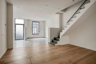 <strong>Instapklare en ruime woning. Achter deze authentieke gevel schuilt een volledige NIEUWBOUW uit 2008 met 3 ruime slaapkamers en aangename zuid gerichte tuin. EPC-label B. Deze charmante woning combineert een authentieke uitstraling met een ruime en praktische indeling.</strong><br /><br />Op het gelijkvloers beschikt de woning over een woonkamer, eetkamer, keuken en berging/wasplaats.<br /><br />De eerste verdieping omvat een nachthal, technische ruimte, slaapkamer, apart toilet en ruime badkamer met zowel ligbad als inloopdouche.<br /><br />Op de tweede verdieping bevinden zich nog twee slaapkamers waarvan één met leuke mezzanine.<br /><br />Daarnaast beschikt de woning over een zeer aangename zuid gerichte tuin met ruim terras, ideaal om in alle rust van het buitenleven te genieten.<br /><br />De woning geniet bovendien van een uitstekende verkeerstechnische ligging, met een vlotte verbinding naar de E40. Winkels, scholen, het station, openbaar vervoer en restaurants bevinden zich eveneens in de nabije omgeving.