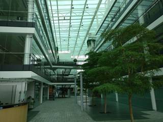 Bureau moderne de 2001. Il y a une réception, des salles de réunions et un restaurant au rez-de-chaussée. Le bâtiment a une bonne visibilité de l'avenue Léopold II. Très facilement accessible en voiture et par les transports en commun. A seulement 5 minutes de l'aéroport de Bruxelles.<br /><br />Charges et taxes: sur demande