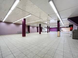 Bent u op zoek naar een opsplitsbare polyvalente handelsgelijkvloers in het centrum van Kontich-Kazerne?<br />Dan is deze commercieel gelegen opportuniteit ongetwijfeld iets voor u.<br /><br />Neemt u gerust contact op met ons kantoor om een plaatsbezoek in te plannen!