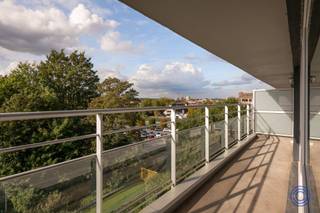 <p><span>Lichtrijk 3-slaapkamerappartement met 2 terrassen en staanplaats nabij Leuven centrum </span></p><p><span>Op zoek naar ruimte, licht en een vlot bereikbare uitvalsbasis in Leuven? Dit aangename drie-slaapkamerappartement biedt een doordachte indeling en twee terassen. De grote leefruimte, keuken en slaapkamers worden overvloedig van daglicht voorzien. Aan de voorzijde geeft de leefruimte uit op een royaal terras van 17 m²; een tweede terras van ca. 3m² is bereikbaar via een van de slaapkamers. De badkamer is uitgerust met een bad met douchefunctie en een lavabomeubel. Er is ook een apart toilet en een nis voorzien voor een wasmachine. De private kelderberging zorgt voor extra praktische opbergruimte. De ligging is een sterke troef: het centrum van Leuven, Gasthuisberg, IMEC, buurtwinkels, openbaar vervoer en de belangrijkste verbindingswegen bevinden zich vlakbij. Hierdoor is dit een aantrekkelijke keuze voor gezinnen, thuiswerkers, studerende kinderen of investeerders. De staanplaats dient verplicht mee aangekocht te worden aan 30.000 euro. Een instapklaar appartement met comfortabele leefruimtes, buitenruimtes en een uitstekende ligging nabij Leuven.</span></p><p><span> </span></p><p><span>Indeling</span></p><p><span>Lichtrijke leef- en eetruimte van ca. 35 m² met toegang tot royaal terras langs voorzijde. Volledig ingerichte open keuken voorzien van een inductie kookplaat, dampkap, combi oven-microgolf en vaatwasser. Slaapkamer van ca. 12 m² op laminaatvloer. Tweede slaapkamer van ca. 10 m² laminaatvloer met toegang tot het tweede terras. Derde slaapkamer van ca. 11m² op tegelvloer. Badkamer met bad-douche, lavabomeubel, spiegel en toilet. Praktische aansluitingen voor wasmachine.</span></p><p><span> </span></p><p><span>Belangrijkste troeven</span></p><ul><li><span>Hoek-appartement gelegen op de 4de verdieping</span></li><li><span>Grote raampartijen en veel lichtinval in woonkamer en alle slaapkamers</span></li><li><span>Royaal terras langs de voorkant van het appartement </span></li><li><span>Een tweede terras langs de zijkant van het appartement</span></li><li><span>Drie grote slaapkamers</span></li><li><span>Goed onderhouden gemeenschappelijke delen.</span></li><li><span>Privatieve parkeerplaats verplicht mee aan te kopen aan 30.000 EUR</span></li></ul><p><span> </span></p><p><span>Algemene informatie</span></p><p><span>Maandelijkse gemeenschappelijke kosten bedragen ca. 260 euro, inclusief de kosten van de staanplaats. Hierin zijn onder meer het onderhoud en de elektriciteit van de gemeenschappelijke delen, lift, schoonmaak, syndicus, reservekapitaal en een provisie voor water inbegrepen. Het verbruik van koud en warm water en verwarming wordt individueel geregistreerd en jaarlijks afgerekend volgens verbruik.</span></p><p><span>Elektriciteit met private verbruiksmeter. </span></p><ul><li><span>Elektrische installatie: conform</span></li><li><span>EPC: B-label </span></li><li><span>Asbestattest: niet van toepassing</span></li></ul><p><span> </span></p><p><span>Het gebouw</span></p><p><span>Dit kwalitatieve en goed onderhouden appartementsgebouw beschikt over een ondergrondse verdieping met parkeerplaatsen en bergingen, een gelijkvloerse verdieping en negentien woonverdiepingen. Dankzij de meerdere liften en het parlofoonsysteem geniet u van optimaal comfort en veiligheid. In 2017 werd de volledige gevel van het gebouw vernieuwd, wat bijdraagt aan de verzorgde en moderne uitstraling. </span></p><p><span> </span></p><p><span>Ligging</span></p><p><span>Het appartement is uitstekend gelegen aan de Tervuursevest in Leuven, op wandelafstand van het stadscentrum, winkels, scholen, horeca en openbaar vervoer. Ook de KU Leuven, IMEC en belangrijke invalswegen zijn vlot bereikbaar.</span></p><p><span>Een ideale woonplek voor wie comfortabel wil wonen met alle voorzieningen binnen handbereik. </span></p><p><span> </span></p><p><span>De informatie in deze prospect is ter informatieve titel: de kandidaat-kopers moeten hun eigen zaak maken van het verkrijgen, controleren en interpreteren van deze informatie.</span></p><p><span> </span></p>