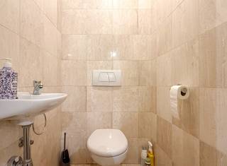 Dit ruime gelijkvloerse appartement is centraal gelegen in het hart van Beveren.Via de inkomhal kom je in de aangename leefruimte met aansluitend een...