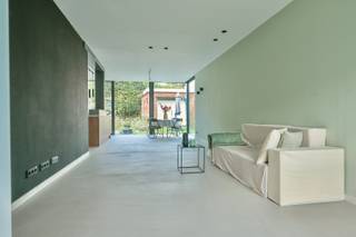 Deze <strong>kwalitatief gerenoveerde </strong>woning combineert hedendaags comfort met een ideale ligging. De woning omvat <strong>2 slaapkamers</strong>, een trendy badkamer met inloopdouche en ligbad en een ruime zolder met <strong>mogelijkheid tot een 3de slaapkamer</strong>.<br /><br />De <strong>ruime berging</strong> aansluitend aan de keuken biedt extra praktische opbergruimte. Buiten beschikt de woning over een oprit en een makkelijk te onderhouden tuin, ideaal voor wie graag van een <strong>aangename buitenruimte</strong> geniet zonder veel onderhoud.<br /><br />Dankzij de <strong>zonnepanelen </strong>geniet je bovendien van extra energiezuinigheid. De <strong>centrale ligging</strong> zorgt ervoor dat je vlot het centrum van Bornem bereikt, terwijl ook <strong>Breeven</strong> vlakbij gelegen is.<br /><br />Een prachtige woning voor wie <strong>hedendaags wooncomfort</strong>, een praktische indeling en een <strong>ideale ligging</strong> weet te waarderen!