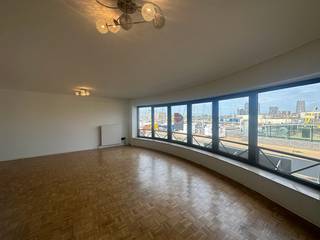 Verzorgd appartement te huur met een uniek havenzicht. Het appartement heeft twee slaapkamers met aansluitend een ruim ingesloten terras...