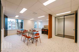 <strong>194 m²</strong> Stijlvolle<strong> kantoorruimte </strong>te huur (en te koop).<br />Uitstekend gelegen, vlak bij de op- en afrit van de <strong>R0</strong> in Groot-Bijgaarden, met een vlotte verbinding naar het knooppunt met de <strong>E40</strong>. Bovendien is het pand uitstekend bereikbaar met het openbaar vervoer: station Sint-Agatha-Berchem bevindt zich op slechts 200 m.<br /><br />De kantoorruimte is gelegen op de eerste verdieping en werd recent <strong>volledig gerenoveerd </strong>en ingericht, met nieuwe <strong>HVAC-installaties</strong>, nieuwe vloerafwerking, schilderwerken, verlaagde plafonds, aangename eetruimte met een nieuwe keuken, een herindeling met aparte kantoren, vergaderzalen en focusruimtes. Ook werd meubilair voorzien en worden de sanitaire voorzieningen opgefrist.<br /><br />Het kantoor maakt deel uit van het “<strong>Inter Access Park</strong>” en biedt een professionele, comfortabele werkomgeving. Het gebouw is uitgerust met liften, toegangscontrole en een brandalarm. <br /><br />Er is ruime parkeergelegenheid voorzien, met de mogelijkheid tot aankoop van zowel bovengrondse als ondergrondse parkeerplaatsen.<br />Daarnaast zijn ook <strong>andere oppervlaktes</strong> beschikbaar, <strong>van 383 m² tot 2.780 m²</strong>, zowel te koop als te huur.<br /><br />Contacteer <strong>PANORAMA B2B</strong> voor meer informatie, plannen of een vrijblijvend plaatsbezoek via <strong>0477 09 00 09.</strong>
