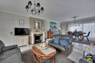 RUSTIG GELEGEN, GELIJKVLOERSE WONING VLAKBIJ CENTRUM OPGLABBEEK<br /><br />Deze goed onderhouden woning is gelegen langs de rustige Hoekstraat op wandelafstand van het centrum van Opglabbeek. Een uiterst rustige locatie met een goede bereikbaarheid met scholen, winkels, restaurants en de omliggende gemeentes Genk, As en Maaseik.<br /><br />De woning werd gebouwd in 1978 maar werd doorheen de jaren nog gerenoveerd. Zo werden de vloeren deels vernieuwd en een nieuwe keuken en badkamer geïnstalleerd. Dankzij het perfecte onderhoud is deze woning absoluut instapklaar te noemen.<br /><br />Het huis beschikt over een ruime living van meer dan 40 m² waar het dankzij de grote raampartijen zeer lichtrijk is. Aanpalend is er een moderne keuken voorzien van alle moderne comfort. Voorts zijn er nog 3 slaapkamers, een inkomhal, nachtgang, gastentoilet, een wasruimte en een recent gerenoveerde badkamer.<br /><br />Aangezien de woning volledig onderkelderd is, is er aan opbergruimte geen gebrek. Hier beschikt u over een ruime, inpandige garage met plaats voor 2 wagens en tal van kelderbergingen. Extra opbergruimte is voorhanden op de zolderverdieping.<br /><br />De woning is gelegen op een perceel van 6,52 are voorzien van volwassen planten en struiken. Vanop uw terras kan u bijgevolg in alle privacy genieten van de rustige omgeving.<br /><br />Enkele TROEVEN van deze woning opgelijst:<br /><br />+ Toplocatie in rustige straat nabij centrum<br />+ Goed onderhouden en instapklaar<br />+ Gerenoveerde keuken, badkamer en vloeren<br />+ Dak + spouw geïsoleerd<br />+ Volledig onderkelderd<br />+ Overal automatische rolluiken voorzien<br />+ Grote raampartijen / veel lichtinval<br />+ Geen renovatieverplichting<br /><br />Kortom, een goed onderhouden, gelijkvloerse woning op een zeer rustige locatie aan het centrum van Opglabbeek. Meer info? Contacteer Maarten Delbroek via maarten@vestio.com of bel nar 0471/034804.<br /> 