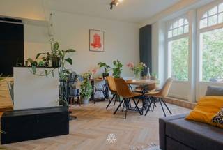 <p><span>GENT - Koning Albertlaan 216: Op zoek naar een</span><span> gerenoveerd appartement te huur nabij station Gent? </span><span>Dan is dit pand mogelijk iets voor u.</span></p><p><span> </span></p><p><span>De belangrijkste troeven in een notendop:</span></p><ul><li><span>Op wandelafstand van Station Gent St-Pieters</span></li><li><span>Behoud van authentieke elementen </span></li><li><span>Inclusief fietsenstalling (1 fiets per huurder) en kelderberging</span></li><li><span>Zonnepanelen </span><span>en zonnescreen in de slaapkamer</span></li></ul><p><span> </span></p><p><span>Indeling:</span></p><p><span>Het appartement bevindt zich op de tweede verdieping van een burgerwoning, zonder lift. </span></p><p><span>Inkomhal, lichtrijke leefruimte met open ingerichte keuken, terrasje, badkamer (toilet, lavabo en douche), ruime slaapkamer, aparte berging.</span></p><p><span>Fietsenstalling en kelderberging inclusief.</span></p><p><span> </span></p><p><span>Huurprijs: € 950 + € 60 gemeenschappelijke kosten. EGW afzonderlijk af te rekenen. </span></p><p><span>Beschikbaar vanaf 01/09/2026. Domicilie verplicht.</span></p><p><span> </span></p><p><span>Neem contact op met Axel Lenaerts makelaars voor een bezoek via onze website.</span></p>