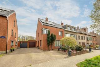 <p><span>Ontdek deze verrassend ruime en energiezuinige gezinswoning, gelegen in een rustige en gegeerde wijk nabij het centrum van Schoten. </span></p><p><span>Op een perceel van 345m² met een bewoonbare oppervlakte van ca. 208 m², een doordachte indeling en veel natuurlijke lichtinval, biedt deze woning een bijzonder aangenaam wooncomfort voor het hele gezin.</span></p><p><span> </span></p><p><span>De woning omvat onder meer:</span></p><ul><li><span>Ruime en lichtrijke leefruimte van ca. 54 m² met salon en eetplaats</span></li><li><span>Volledig uitgeruste keuken met Quooker en toegang tot de tuin</span></li><li><span>Drie volwaardige slaapkamers (ca. 22 m², 15 m² en 9 m²)</span></li><li><span>Badkamer met inloopdouche, dubbele wastafel en toilet</span></li><li><span>Grote inpandige garage met smeerput en ruime oprit</span></li><li><span>Onderhoudsvriendelijke, oostgerichte tuin met terras en grote luifel plus praktische berging</span></li><li><span>Ruime zolder met extra bergruimte en interessante uitbreidingsmogelijkheden</span></li></ul><p><span>Op het gelijkvloers wordt u verwelkomd via een ruime inkomhal met gastentoilet. </span></p><p><span>De leefruimte vormt het centrale hart van de woning en sluit naadloos aan op de keuken. </span></p><p><span>Zowel vanuit de leefruimte als de keuken heeft u directe toegang tot de tuin, wat zorgt voor een mooie connectie tussen binnen en buiten.</span></p><p><span> </span></p><p><span>Op de eerste verdieping bevinden zich drie comfortabele slaapkamers en de modern ingerichte badkamer. </span></p><p><span>De zolder, bereikbaar via uittrekbare trap, biedt bijkomende opbergruimte en veel potentieel qua uitbreidingsmogelijkheden.</span></p><p><span>De droge kelder biedt tevens extra opbergruimte.</span></p><p><span> </span></p><p><span>Extra, duurzame troeven:</span></p><ul><li><span>EPC label B (175 kWh/m²jaar)</span></li><li><span>16 Zonnepanelen uit 2018</span></li><li><span>Toiletten op hemelwater</span></li></ul><p><span>De ligging is een absolute meerwaarde: rustig en kindvriendelijk, maar toch vlak bij het centrum van Schoten, scholen, winkels en openbaar vervoer. Voor ontspanning bevinden het Cogelspark, het Gemeentepark en Park Vordenstein zich op wandelafstand. Dankzij de vlotte verbindingen naar de E19, E313 en E34 bereikt u Antwerpen, Breda, Hasselt of Turnhout bijzonder snel.</span></p><p><span> </span></p>