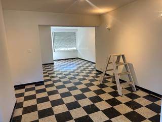 De woning bestaat uit:Gelijkvloers: ruime leefruimte met ingerichte, open keuken - wasplaats - badkamer met douche, lavabo en toilet - berging met...