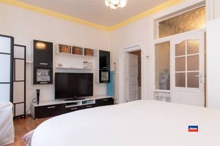 <p><span>HOBOKEN | WOONHUIS MET TIEN SLAAPKAMERS, HANGAAR EN TUIN OP EEN TOTALE OPPERVLAKTE VAN 300m² | MOMENTEEL INGEDEELD ALS DRIE WOONUNITS | BEWOONBARE OPPERVLAKTE CIRCA 460m² |</span></p><p><span>De woning is onderverdeeld in 3 appartementen met elk 3 à 4 slaapkamers.</span></p><p><span> </span></p><ul><li><span>Gigantische hangaar met veel mogelijkheden</span></li><li><span>Zuid gerichte tuin</span></li><li><span>Aparte meters </span></li><li><span>Mogelijkheid tot royale woning</span></li><li><span>Dichtbij openbaar vervoer, winkels en scholen</span></li></ul><p><span> </span></p><p><span> </span></p>