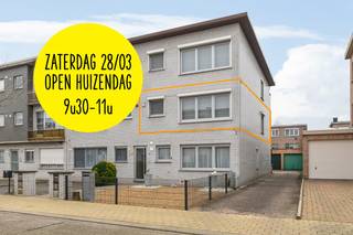 Dit gezellig en perfect instapklaar appartement bevindt zich op de eerste verdieping van een appartementsblokje in een toffe residentiële wijk, vlakbij het centrum van Stabroek. Scholen, winkels en openbaar vervoer zijn allen in de nabije omgeving aanwezig. U komt het appartement binnen via een inkomhal met nis voor vestiaire en handige ingemaakte kasten. Verder vindt u hier een ruime en lichte woonkamer met volledig geïnstalleerde, open keuken, een berging, 2 volwaardige slaapkamers en een badkamer met inloopdouche, toilet en wastafel met meubel, spiegel- en kolomkast. Vanuit de master-bedroom heeft u toegang tot een gezellig balkonnetje aan de achterzijde. Dankzij de oriëntering op het westen kan u hier heerlijk van de avondzon genieten. Alle ramen van het appartement werden tevens voorzien van rolluiken. Bij het appartement hoort verder nog een privatieve garagebox, gesitueerd achter het appartementsgebouw. Deze garage is niet in de vraagprijs inbegrepen en dient verplicht bij aangekocht te worden voor €25.000. Gem. kosten: €180/maand, incl. voorschot gas, water, syndicus, poets gang,... 