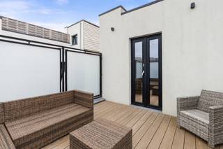<ul>
<li>Appartement op 2e verdieping met 2 terrassen in het centrum van Oostende!</li>
<li>Gelegen in een rustige straat nabij het <strong>Maria-Hendrikapark</strong> te Oostende, treffen we dit instapklaar appartement aan. </li>
<li>Indeling: leefruimte met open moderne keuken, badkamer, toilet, <strong>2 volwaardige slaapkamers en 2 zonnige terrassen!</strong></li>
<li><u><strong>Troeven van dit appartement: </strong></u><br />- Bewoonbare oppervlakte: <strong>81 m²</strong><br />- Ruim appartement in een kleine, rustige residentie (geen syndic!)<br />- Energiezuinig wonen: <strong>EPC-label B</strong><br /><strong>- Volledig gerenoveerd</strong> met moderne afwerking<br />- privatieve kelderberging aanwezig</li>
</ul>