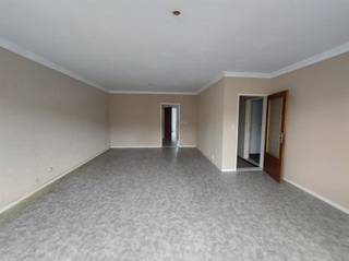 <p><span><span>Appartement op de 1ste verdieping met 2 slaapkamers, terras en garage.</span></span><br /><br /><span><span>Het appartement is rustig gelegen, nabij het centrum van Brasschaat, winkels, scholen, openbaar vervoer en heeft de volgende indeling: </span></span><br /><br /><span><span>Inkomhal met vestiaire, vooraan een zeer grote leefruimte met aansluitend de gesloten keuken. Deze beschikt over een ingebouwde oven, afwasmachine, inductie kookplaat en dampkap. </span></span><br /><span><span>De badkamer is voorzien van een ligbad en lavabo meubel.</span></span><br /><span><span>Verder zijn er nog 2 grote slaapkamers waarvan 1 met terras . Apart toilet en grote berging.</span></span></p><p><span><span>Geen lift. Vrij vanaf 01/09/2026.</span></span><br /><br /><span><span>Pluspunten: </span></span><br /><span><span>- Gunstige ligging nabij centrum van Brasschaat met toch een groen uitzicht.</span></span><br /><span><span>- Individuele meters voor gas, elektriciteit en water.</span></span><br /><span><span>- Terras en garagebox aanwezig.</span></span><br /><span><span>- Lage gemeenschappelijke kosten.</span></span></p>