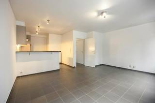 This ready-to-move-in ground floor apartment with 2 bedrooms, located in a well-maintained building from 2010, is located in a quiet and pleasant location in Kampenhout. The apartment is in excellent condition and is ideal for those looking for comfort, a practical layout and a pleasant outdoor space.<br /><br />When you enter the apartment, you will find yourself in the entrance hall, which provides access to the various living areas. The bright living room connects to the fully equipped kitchen and forms a pleasant living space. <br /><br />The apartment also has a separate toilet, a bathroom with a bath, a practical storage room and two full bedrooms.<br /><br />An additional advantage is that both a private parking space and a basement storage room are included in the sale price.<br /><br />Layout:<br />- Entrance hall<br />- Living room<br />- Kitchen<br />- 2 bedrooms<br />- Bathroom with bath<br />- Separate toilet<br />- Storage<br />- Large rear terrace<br />- Parking space<br />- Basement storage<br /><br />Interested? Then contact us now to schedule an appointment!<br /><br />Register of measures: no