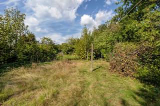 <p><span>Deze ruime, karaktervolle gezinswoning ligt in het rustige Morkhoven en verwelkomt u met een warme en uitnodigende sfeer. </span></p><p><span> </span></p><p><span>De entreehal leidt naar een ruime, open leefruimte met karaktervolle elementen. Een grote ruimte die een warme, huiselijke sfeer uitstraalt.</span></p><p><span>De aparte leefkeuken is voorzien van voldoende opbergruimte en een praktische indeling met eetgelegenheid. </span></p><p><span>De berging/wasplaats ligt heel praktisch, vlak naast de keuken! Verder is er nog een aparte berging, die ook dienst kan doen als bureau, en een apart toilet.</span></p><p><span> </span></p><p><span>Drie comfortabele en zeer ruime slaapkamers vormen de basis van de verdieping. Elke kamer biedt veel lichtinval en verschillende indelingsmogelijkheden. De badkamer met ligbad, wastafel en toilet zorgt voor praktisch comfort voor het hele gezin.</span></p><p><span> </span></p><p><span>Buiten biedt de ruime tuin volop privacy. Een leuk barbecuehoekje zorgt voor gezellige momenten.</span></p><p><span>De oprit met garage biedt parkeergelegenheid op eigen terrein en extra opslagruimte.</span></p><p><span> </span></p><p><span>Deze woning is gelegen in een omgeving met gemakkelijke verbindingen naar lokale voorzieningen en biedt veel potentieel om naar eigen smaak te moderniseren of te personaliseren.</span></p><p><span> </span></p><p><span>Hier wordt ruimte, comfort en een grote tuin gecombineerd met veelzijdige mogelijkheden. Bel snel voor een bezichtiging en ontdek wat deze woning in Morkhoven voor u kan betekenen! Contacteer ons op 0479/01.01.01.</span></p>