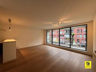 <p><span>Instapklaar 2-slaapkamerappartement met zonnig terras en garagebox!</span></p><p><span>Ontdek dit verzorgd appartement op de eerste verdieping van een gebouw met lift, ideaal gelegen op een toplocatie. <br />U geniet hier van een uitstekende bereikbaarheid, met winkels, supermarkten, parken en scholen op wandelafstand. <br />Ook belangrijke invalswegen en het openbaar vervoer bevinden zich vlakbij. </span></p><p><span>Het appartement heeft de volgende indeling :</span></p><p><span>Inkomhal, leefruimte &amp; keuken</span><span><br />Via de inkomhal, voorzien van een ingemaakte vestiairekast en gastentoilet, komt u binnen in het appartement. De ruime en lichtrijke leefruimte (ca. 30 m²) met stijlvolle parketvloer geeft directe toegang tot het aangename terras. De open, volledig geïnstalleerde keuken sluit naadloos aan en beschikt over een praktische berging met aansluiting voor wasmachine en droogkast.</span></p><p><span>Slaapkamers &amp; badkamer</span><span><br />Het appartement beschikt over twee comfortabele slaapkamers (ca. 9 m² en 11 m²), beide afgewerkt met parket en met veel natuurlijke lichtinval. <br />De badkamer is uitgerust met een dubbele lavabo en een ligbad met douchescherm.</span></p><p><span>Terras &amp; garagebox</span><span><br />Het zuidwest georiënteerde terras biedt de perfecte plek om te ontspannen en te genieten van de zon.<br />Daarnaast is er een garagebox verplicht bij te huren aan 75/maand. <br />Er is ook een gemeenschappelijke fietsenstalling aanwezig.</span></p><p><span>Huurprijs &amp; beschikbaarheid<br /></span><span>Huurprijs: €1.090,00 / maand + €75,00 / maand voor de garagebox<br />Maandelijkse kosten:€80,00 / maand - verbruik en onderhoud gemeenschappelijke delen<br />Beschikbaar: 15/07/2026</span></p><p><span>Extra troeven </span></p><ul><li><span>Centrale en vlot bereikbare ligging</span></li><li><span>Lichtrijke leefruimte met parket</span></li><li><span>Zuidwest gericht terras</span></li><li><span>Twee volwaardige slaapkamers</span></li><li><span>Garagebox en fietsenstalling</span></li></ul><p><span> </span></p><p><span> </span></p><p><span> </span></p>