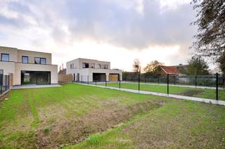 Deze <strong>nieuwbouwwoning</strong> is gelegen in de nabijheid van het centrum van Avelgem, met tal van lokale handelszaken, scholen en openbaar vervoer. Op wandelafstand van de Schelde, kortom een ideale combinatie tussen rust en comfort!<br /><br />Met een<strong> bewoonbare oppervlakte van 180m²</strong>, werd aandacht besteed aan een aangenaam ruimtegevoel gecombineerd met een volledige afwerking met kwalitatieve materialen. <strong>Indeling </strong>gaat als volgt: inkomhal, gastentoilet, berging/wasplaats, woon- en eetkamer met een goed uitgeruste keuken. De bovenverdieping bestaat uit een overloop, een badkamer,<strong> 3 slaapkamers </strong>en berging. Verder geniet deze woning van een volledig omheinde tuin met <strong>aangelegd terras</strong>.<br /><br /><strong>Kenmerken</strong>: Ventilatiesysteem C, regenwater, warmtepomp, zonnepanelen, vloerverwarming, inspraak in materiaalkeuze: sanitaire toestellen, keukenmeubilair, keuken toestellen, vloeren...<br /><br />Prijzen excl. BTW , registratie en andere kosten.<br />Meer info? Contacteer Kyamo De Smet: 0479 06 13 71