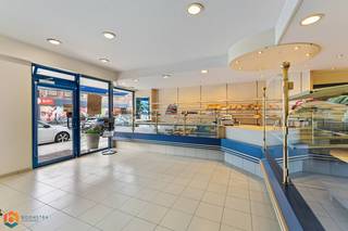 Op een uitstekende locatie pal in het centrum van Koningshooikt bevindt zich dit pand bestaande uit een ruim handelsgelijkvloers (161 m²)...