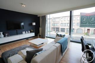 Wij vragen u vriendelijk NIET te bellen, maar u uitsluitend aan te melden via deze portaalsite of via e-mail met vermelding van referentie Ref. Turnhout 650. Wij ontvangen steeds zeer veel kandidaturen en kunnen de aanvragen anders niet met de nodige zorg behandelen.

Dit verzorgd appartement met gunstige ligging bevindt zich nabij scholen, winkels en het centrum van Turnhout. Het appartement beschikt over een ruime leefruimte met grote glaspartijen en een open keuken, een badkamer, twee slaapkamers waarvan één is voorzien van ingebouwde kasten, en een ruime berging met aansluiting voor wasmachine en droogmachine. Smal terrasje vooraan, mooi terras achteraan.  Bij het appartement horen een garagebox en een bijkomende autostaanplaats. Er zijn geen gemeenschappelijke kosten.