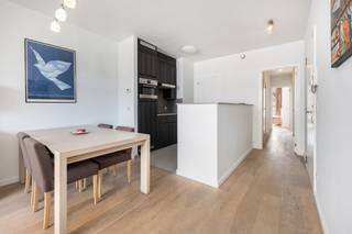 <p>BRUSSEL-CENTRUM, in het hart van de Kaaienwijk en in een rustige straat, ontdekt u dit prachtige appartement van ±82 m² op de 3e verdieping van een recent gebouw uit 2012. Bij het binnenkomen wordt u meteen verwelkomd door een aangename en lichtrijke leefruimte met een volledig uitgeruste open keuken, ideaal voor gezellige momenten. Buiten geniet u van 12 m² aan privatieve terrassen, perfect om van de zon en lange zomeravonden te genieten. Het nachtgedeelte omvat twee comfortabele slaapkamers, een badkamer, een apart toilet en een praktische wasruimte met individuele gasketel. Modern, veilig en energiezuinig: het appartement beschikt over een uitstekend EPC B-, conforme elektriciteit en videofonie. Een zeldzame opportuniteit, ideaal als eerste aankoop, pied-à-terre in de stad of zorgeloze investering. Neem vandaag nog contact met ons op om uw bezoek te plannen!<span></span></p>
<p><span>3e verdieping links:</span></p>
<ul>
<li>Living van ±25 m² op halfmassief parket met toegang tot het balkon aan de voorzijde</li>
<li>Volledig uitgeruste open keuken</li>
<li>Wasruimte en stookruimte</li>
<li>Nachthal</li>
<li>Master bedroom van ±17 m² inclusief dressing, met toegang tot het terras aan de achterzijde van ±10 m²</li>
<li>Slaapkamer 2 van ±11 m², met toegang tot het terras aan de achterzijde van ±10 m²</li>
<li>Badkamer met ligbad en dubbele wastafel</li>
<li>Apart toilet</li>
</ul>