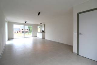 Langs de Dosselstraat te Westrozebeke (Staden) vinden we deze nieuwe halfopen woning met drie slaapkamers terug. ✨ Troeven:✔ Energiezuinig:...