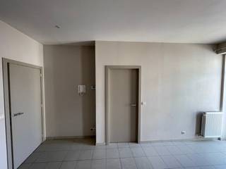 <p><span>Rustig en centraal gelegen appartement : Inkom, living met open ingerichte keuken, slaapkamer, badkamer, toilet en berging. Gemeenschappelijke fietsenberging. Vrij op 01/09/2026. Zeer goed EPC A : 92 kWh/m² uc 2520412. Algemene onkosten : 60 euro/op afrekening. Voor info of bezoek 056.21.58.00 of online afspraak via www.immo-lvb.be, naar het pand gaan en via agenda de afspraak inplannen.</span></p><p><span> </span></p>