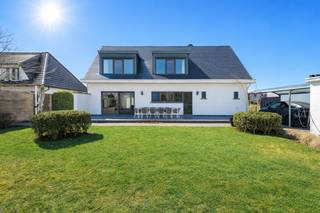 Karaktervolle, op te frissen open bebouwing met 4 slaapkamers op perceel van 726 m² centraal gelegen op wandelafstand van centrum Ranst en het bos...