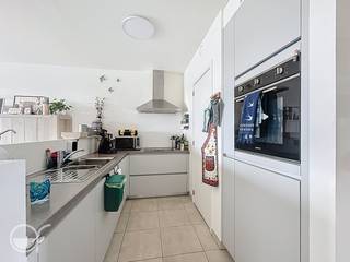 OPGELET: om dit pand te huren of bezichtigen vragen wij steeds eerst een virtueel bezoek te brengen aan het pand. Ga hiervoor naar www.rosseel.be en vul de referentie K753CP in in het veld ‘zoek’ bovenaan rechts. Kies dan ‘360°’. De website helpt je nu verder voor de volgende stappen.<br /><br /><br />Op zoek naar comfortabel wonen op een uitstekende locatie in Gent? Dit lichtrijke appartement in de Kopenhagenstraat biedt alles wat u nodig heeft.<br /><br />Het appartement beschikt over twee volwaardige slaapkamers, een gezellige leefruimte met veel natuurlijk licht en een volledig uitgeruste keuken. De moderne badkamer is voorzien van alle comfort.<br /><br />Een absolute troef is het ruime terras van 12 m², ideaal om te ontspannen of gezellig buiten te eten.<br /><br />Gelegen in een rustige en aangename buurt, met vlotte verbindingen naar het centrum van Gent, openbaar vervoer, winkels en andere voorzieningen in de nabijheid.<br /><br />Indeling:<br /><br />Inkomhal<br />Ruime leefruimte<br />Volledig ingerichte keuken<br />2 slaapkamers<br />Badkamer<br />Apart toilet<br />Terras (12 m²)<br /><br />Extra:<br />Ondergrondse parkeerplaats (inbegrepen in de huurprijs)<br />Goede bereikbaarheid<br />Rustige ligging<br />Ideaal voor koppels, kleine gezinnen of professionals<br /><br />Interesse? Neem gerust contact op voor meer informatie of een bezoek ter plaatse. Beschikbaar vanaf 01/07/2026<br />Algemene kosten: 75EUR/maand (voorschot)