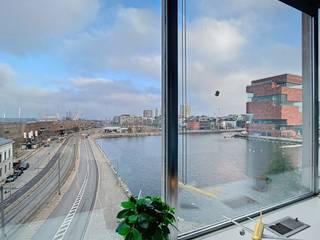 Lichtvol kantoor van 185 m² op de 5de verdieping van de Tavernier Building met uitzicht op het MAS en de Schelde. Uitbreidbaar tot 530 m² en...