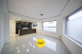 Recent gerenoveerde hoekwoning in Stene met garage, koer en dakterras.Bij het betreden van de woning kom je terecht in een ruime inkom met trap naar...