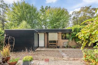 Op te frissen bungalow, gelegen op het vakantiepark Sunclass Sonnevijver. Deze vakantiewoning beschikt over een stijlvolle keuken, een houten vloer en 1 slaapkamer met mogelijkheid tot eenvoudig een 2de toe te voegen. Gelegen op een leuk perceel, geniet u van een zonnige, zuidgerichte tuin met veel privacy. Dankzij de volledig gelijkvloerse indeling is deze vakantiewoning bovendien levensloopbestendig en biedt ze optimaal comfort, zowel nu als op latere leeftijd.<br /><br />Gelegen op een rustige, bosrijke locatie met volop ontspanningsmogelijkheden in de buurt, biedt deze woning alles voor wie houdt van natuur en buitenactiviteiten. Het Nationaal Park Hoge Kempen ligt om de hoek, met prachtige wandel- en fietsroutes door de natuur. Bovendien kun je in het Park Sonnevijver genieten van een privémeer met een exclusief strand, alleen toegankelijk voor de bewoners van deze woningen, ideaal voor zwemmen, SUPen, vissen of gewoon ontspannen aan het water. En dat alles op een steenworp van het bruisende Maastricht.<br /><br />BELANGRIJK: Permanente bewoning is niet mogelijk + een voorbehoud van financiering/opschortende voorwaarde financiering is niet mogelijk voor deze panden.<br /><br />Bezichtig deze woning ook digitaal en 'loop' zelf door de woning. Kijk daarvoor op onze website of via: <br />my.matterport.com/show/?m=sTFfTwWeXbR<br /><br />INDELING<br /><br />Gelijkvloers:<br /><br />- Keuken met carrier AC, 4 pit inductievuur met afzuigkap, RVS spoelbak, microgolf en koelkast;<br />- Pelletkachel (extraflame) als verwarming;<br />- Grote leefruimte met mogelijkheid gedeelte omvormen tot 2de slaapkamer;<br />- Badkamer (inclusief lichtkoepel) met inloopdouche, toilet en toiletkastje, lavabo met spiegelkast;<br />- Slaapkamer 1 met inbouwkasten;<br />- Houten vloer over de gehele vakantiewoning;<br />- Berging toegankelijk via achterdeur.<br /><br />Berging:<br /><br />- Aansluitingen aanwezig wasmachine;<br />- Tegelvloer;<br />- Elektrische boiler (Atlantic).<br /><br /> Tuin:<br /><br />- Zuidgerichte tuin met terras ca 12m² en 9m²;<br />- Veel privacy;<br />- Grotendeels omheind perceel<br /><br />BIJZONDERHEDEN: <br /><br />- Het deurtje aan de voorkant zou vervangen moeten worden;<br />- Momenteel is er vrij weinig verlichting in de vakantiewoning aanwezig, men moet verlichting opbouwen via stopcontacten. <br /><br />LET OP: Bekijkt u deze woning via Funda? Dan verwijzen wij u graag door naar onze eigen website om daar de verplichte documentatie bijhorende bij onroerend goed te raadplegen. <br /><br />BELANGRIJK: Permanente bewoning is niet mogelijk + een voorbehoud van financiering/opschortende voorwaarde financiering is niet mogelijk voor deze panden.<br />NL klant? Controleer even of u overwaarde kan opnemen van uw huidige woning, dan zou u deze overwaarde kunnen benutten worden voor deze aankoop.<br /><br />IDEM BELANGRIJK: Op de koopsom komt er een 12 % registratirechten, ook komt er een cumulatieve waarde van xxx% op de resterende erfpacht (circa 8603,85 EUR - onder voorbehoud van fouten, de notaris maakt de definitieve afrekening steeds!)<br /><br />IDEM BELANGRIJK: De vakantiewoning is erfpacht, de grond is erfpacht (deze loopt tot 2077)<br />Energieprestatie en binnenklimaat (EPB-EPC)<br />Certificaat beschikbaar: ja<br />EPC certificaatnummer: 20260921-0003959289-RES-1<br />Berekende energiescore : (kWh/m²): 730 kWh/m² jaar - F label<br />Het certificaat is geldig tot en met: 21-09-2036<br />Electrische installatie: ja - CONFORM<br /><br />Dit pand is onderworpen aan de renovatieverplichting van de Vlaamse overheid voor residentiële gebouwen (behoudens bij sloop binnen 6 jaar na de aankoop). Consulteer voor meer informatie de website van het Vlaams Energie- en Klimaatagentschap via https://www.vlaanderen.be/een-huis-of-appartement-kopen/renovatieverplichting-voor-residentiele-gebouwen<br /><br />Informatie stedenbouwkundige voorschriften:<br />Stedenbouwkundige vergunning: ja<br />Meest recente bestemming: recreatiegebieden<br />Dagvaarding uitgebracht: neen<br />VOORKOOPRECHT OP DIT GOED: geen<br />VERKAVELINGSVERGUNNING: neen<br />WATERGEVOELIG OPENRUIMTEGEBIED: neen<br />Maatregelenregister: geen maatregelen<br /><br />Overstromingsgevoelige gebieden: <br />Perceelscore of P-score : C<br />Gebouwenscore of G-score: A<br />Ligging in Signaalgebied: neen<br />Ligging in afgebakende oeverzone of afgebakend overstromingsgebied: neen<br /><br />A:geen overstroming gemodelleerd B: kleine kans op overstromingen onder klimaatverandering C: kleine kans op overstromingen D: middelgrote kans op overstromingen<br /><br />Beschermd erfgoed<br />GEINVENTARISEERD ERFGOED: neen <br />BESCHERMD ONROEREND ERFGOED: neen