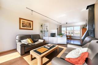 In een rustige woonstraat in Hoevenen bevindt zich deze goed onderhouden bel-etagewoning met drie slaapkamers, een ruime garage en een aangename tuin.De woning werd gebouwd in 1974 en biedt een solide basis met vernieuwde ramen, een dak conform de huidige isolatienormen en zonnepanelen. Binnenin geniet je van ruime volumes en veel lichtinval. Keuken en badkamer zijn functioneel, maar vragen een update — een mooie kans om deze naar eigen smaak te vernieuwen.Op het gelijkvloers bevindt zich een zeer ruime inpandige garage, momenteel één open ruimte met tal van mogelijkheden, evenals directe toegang tot de tuin met tuinhuis.De eerste verdieping omvat een lichtrijke leefruimte met houtkachel, een aparte keuken en toegang tot het ruime terras met zicht op de tuin. Verder is er een gastentoilet aanwezig.Op de tweede verdieping bevinden zich drie slaapkamers, waarvan twee ruim, en een compacte badkamer.Gelegen op een praktische locatie met vlotte verbinding naar Antwerpen, winkels, scholen en openbaar vervoer in de nabije omgeving.