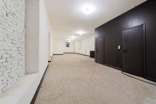 Momenteel verhuurd voor 1.300 euro per maand + OV. Dit geeft een NETTO rendement van ca 6,12%. Gerenoveerd gelijkvloers atelier / polyvalante ruimte...