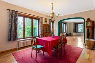 In een rustige en residentiële wijk, vlakbij alle nodige faciliteiten, bevindt zich deze statige en karaktervolle villa op een prachtig perceel...