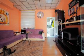 Mits wat aanpassingen maak je hier de mooiste woning in de buurt !<br />Suggesties : venster tussen living en keuken uithalen, schuifraam naar de koer, nieuwe keuken.<br />Slpk 1e achteraan veranderen in badkamer, trap naar zolder en deze inrichten naar 1-2 slpk. CV, momenteel enkel op glv, doortrekken naar alle verdiepingen.<br />Er is reeds dubbel glas en vernieuwde electro.<br />Vooraan aangenaam zicht op het speelpleintje. Alle scholen en supermarkten in de directe omgeving. <br />Ook volop geschikt voor de studerende jeugd. EPC is 371 of D : GEEN RENOVATIEPLICHT (maar je zal wél willen renoveren...)