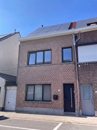 <p><span>NIEUWSTRAAT 120, 2840 TERHAGEN</span></p><p><span>Woning met zij-ingang en terras!</span></p><p><span> </span></p><p><span>Deze woning is gelegen nabij het centrum van Terhagen met in de directe omgeving scholen en een supermarkt.</span></p><p><span>De verbinding is ideaal, zowel naar E19 als naar de A12 toe.</span></p><p><span> </span></p><p><span>De woning zelf recent gerenoveerd goed onderhouden en heeft een leuke tuin met tuin berging. De tuin en tuinberging zijn bereikbaar via een zij-ingang!</span></p><p><span> </span></p><p><span>De woning omvat op het gelijkvloers: een inkomhal, leefruimte, lichtrijke keuken, badkamer en een tuin met berging.</span></p><p><span>Er is een aparte ingang die rechtstreeks naar de tuin en tuinberging gaat. deaal voor fietsen en afval!</span></p><p><span>Op Verd. +1: twee ruime slaapkamers waarvan de grootste met dressing.</span></p><p><span>Op Verd. +2: Een zolderkamer met berging. Hier is er de mogelijkheid om op te delen in twee slaapkamers.</span></p><p><span> </span></p><p><span>De condenserende gasketel is nieuw van 2022!</span></p><p><span>Er zijn zonnepanelen (2.700 Wp) in combinatie met airco.</span></p><p><span>De woning wordt overgedragen met conforme elektriciteit (!)</span></p><p><span> </span></p><p><span>Voor een bezoek of meer info: 03 888 44 01 of info@immodillen.be</span></p><p><span> </span></p>