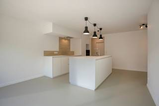 Dit appartement van 109 m² bevindt zich in het centrum van Nieuwrode, vlakbij winkels en openbaarvervoer.Het bestaat uit een inkomhal met...