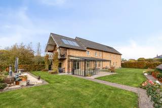 **Prijs op aanvraag** Exclusieve en goed draaiende B&B op een adembenemend domein van 62 are, schitterend gelegen op de grens van Lennik en...